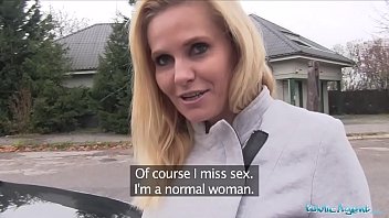 Сексуальная училка ебет свою вагину латексным членом перед камерой